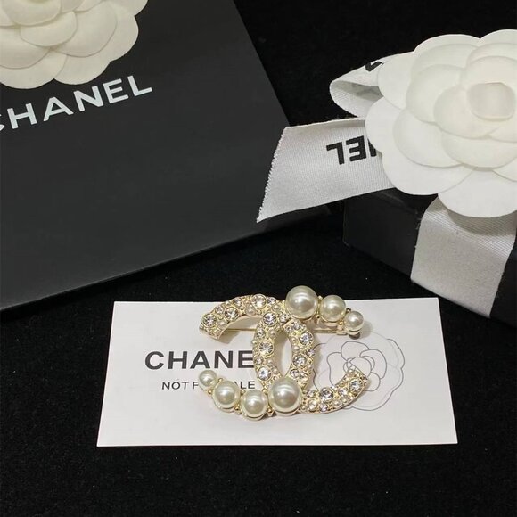 Chanel gold brooch - Picture 1 of 5